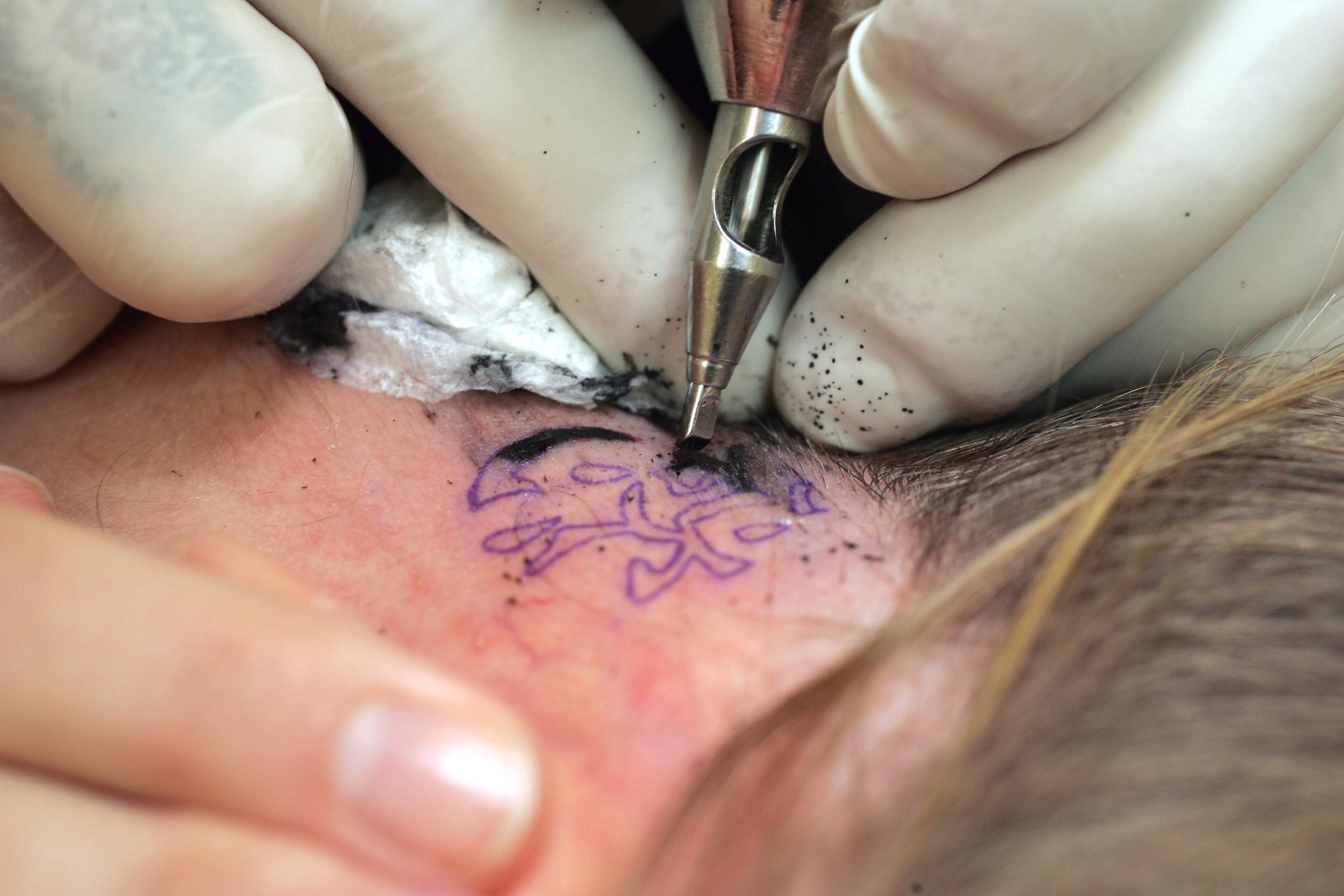 Ny lov skal beskytte forbrugerne mod farlige stoffer i tatoveringsfarver